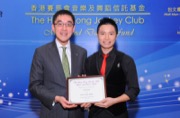 香港賽馬會慈善事務執行總監蘇彰德先生頒授音樂奬學金予伍家駿先生照片