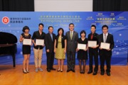 照片左起：陳雅珊女士、陳磊先生、李敬天先生、甄美薇女士、蘇彰德先生、張緯晴女士、伍家駿先生及包文慶先生
